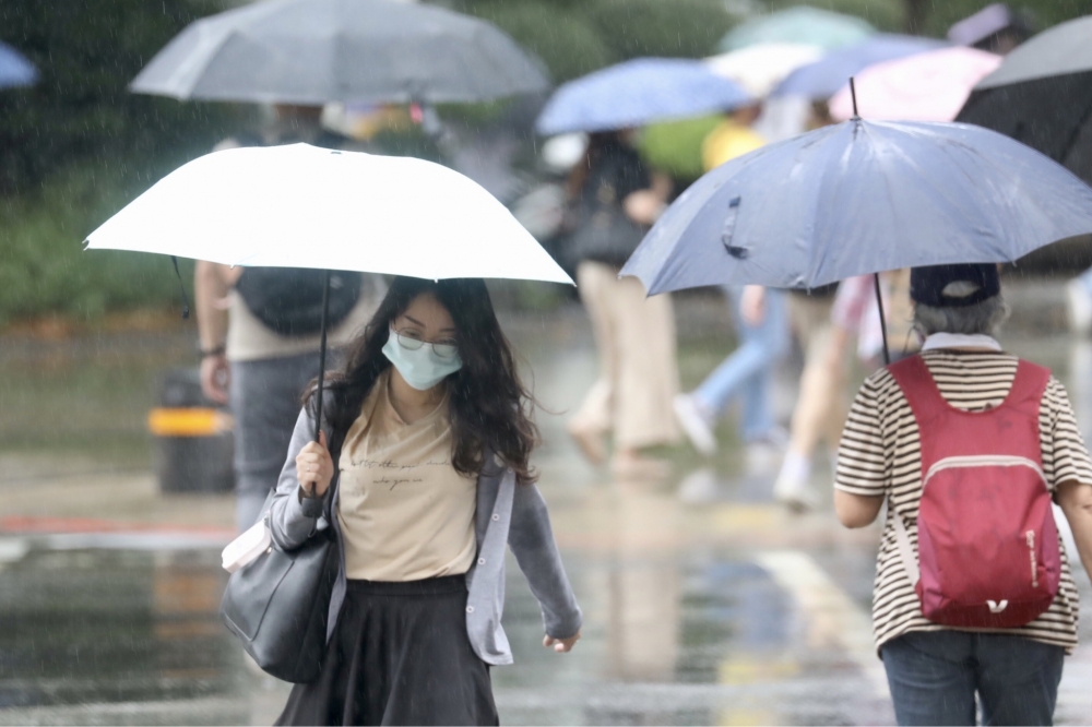軒嵐諾預料將為北台灣、宜蘭地區帶來大雨，民眾出門要多加留意。（王侑聖攝）