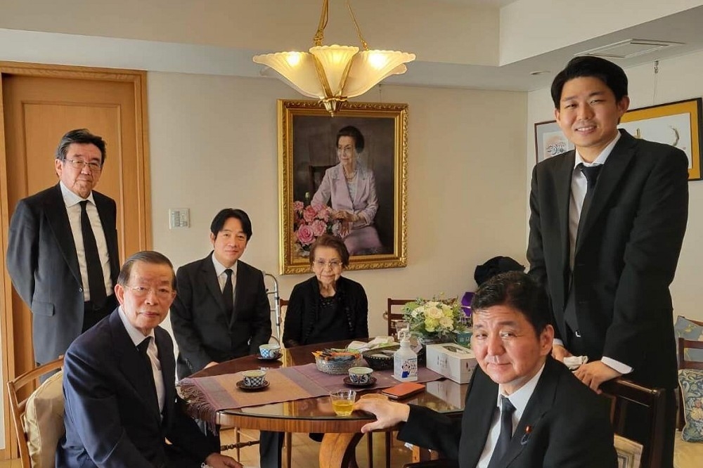 日本內閣總理大臣輔佐官岸信夫，2日感謝賴清德親赴日本弔唁，賴清德與安倍家人照片也首度曝光。（取自岸信夫臉書）