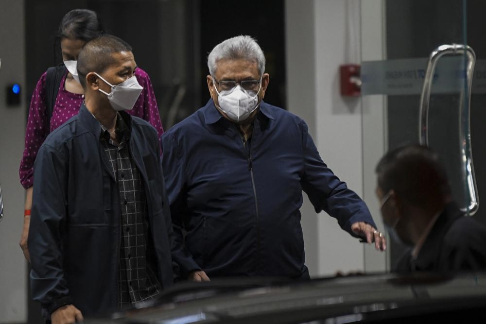 拉賈帕克薩今年8月11日被媒體捕捉步出曼谷機場，在外流亡50多天後已於9月3日返抵斯里蘭卡。（美聯社）