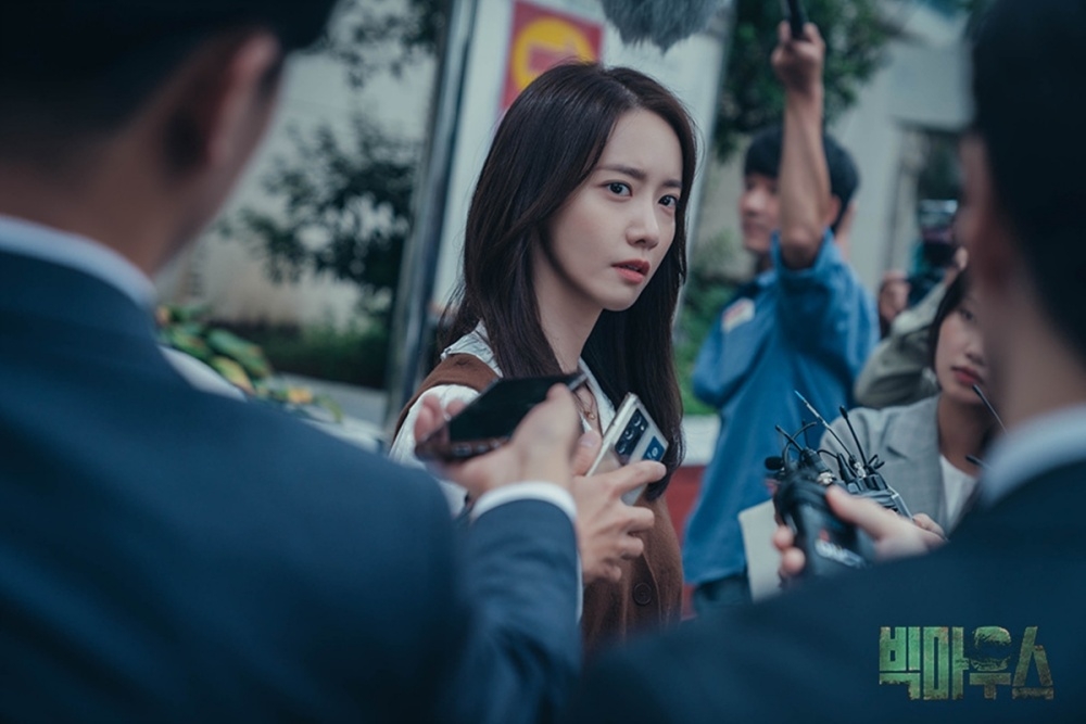《黑話律師》裡，潤娥堅信李鍾碩的清白，挺身獨自面對媒體毫不畏懼。（翻攝自MBC電視台）