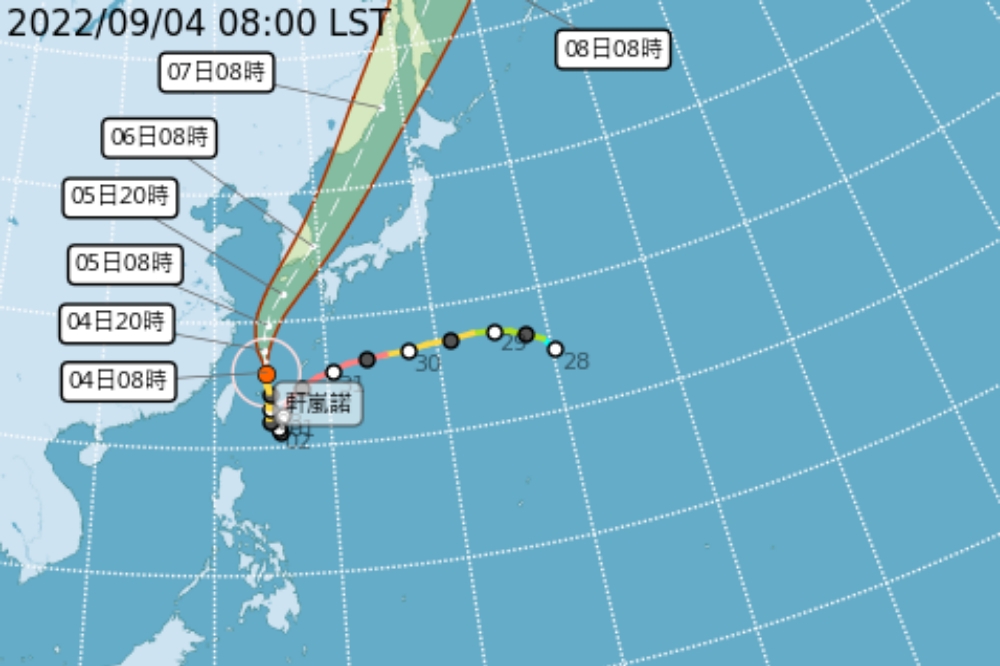 「軒嵐諾」5日上午8點又轉為強颱，目前加速朝北前進，上午已解除路上颱風警報。（氣象局提供）