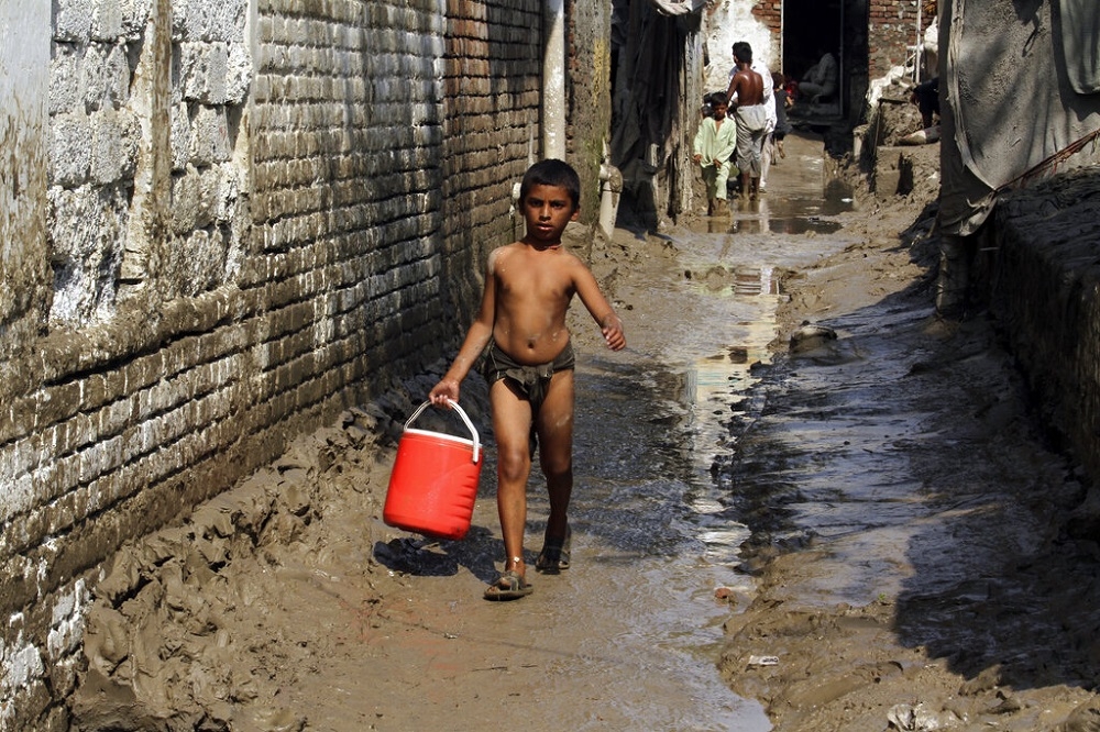 巴基斯坦開柏普赫圖赫瓦省（Khyber Pakhtunkhwa）一名受災男童。（美聯社）