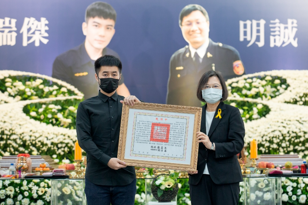 蔡英文5日出席台南殉職警員凃明誠、曹瑞傑的公祭，並頒發褒揚令給其家屬代表。（總統府提供）