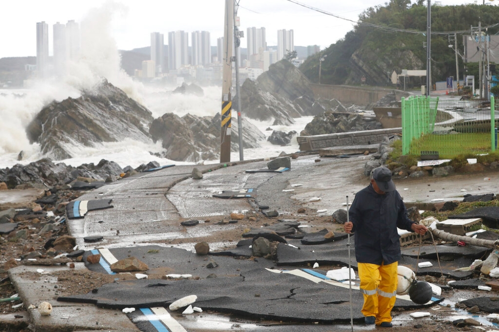 強颱軒嵐諾過境南韓，造成多條道路毀損。（美聯社）
