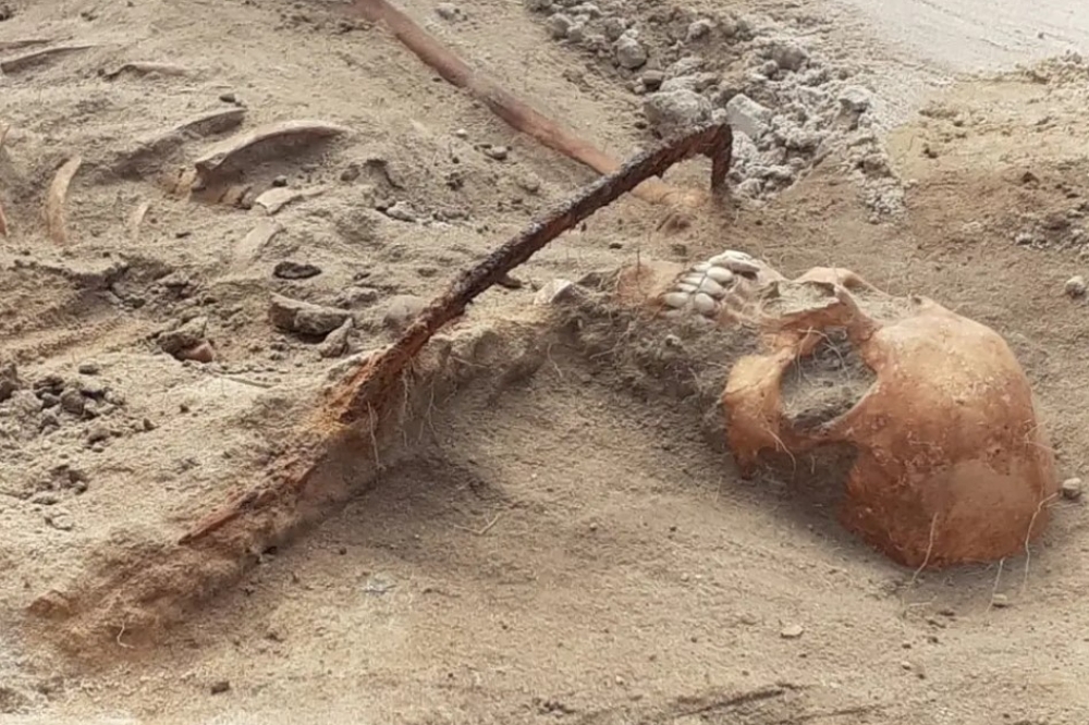 波蘭出土的女性「吸血鬼」遺骸，脖子橫放鐮刀的方式是為防止她起死回生。（考古學家Mirosław Blicharski攝）