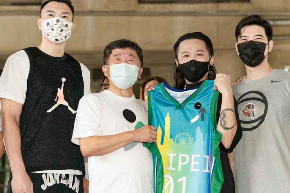 陳時中6日本來要和陳信安（左）打籃球，因球場貼上行政中立公告，只好取消。（取自陳時中臉書）