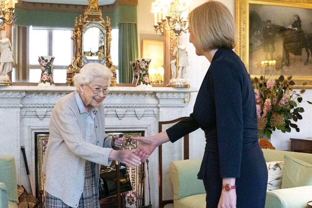 英國女王任命特拉斯籌組政府，特拉斯正式出任首相。（美聯社）