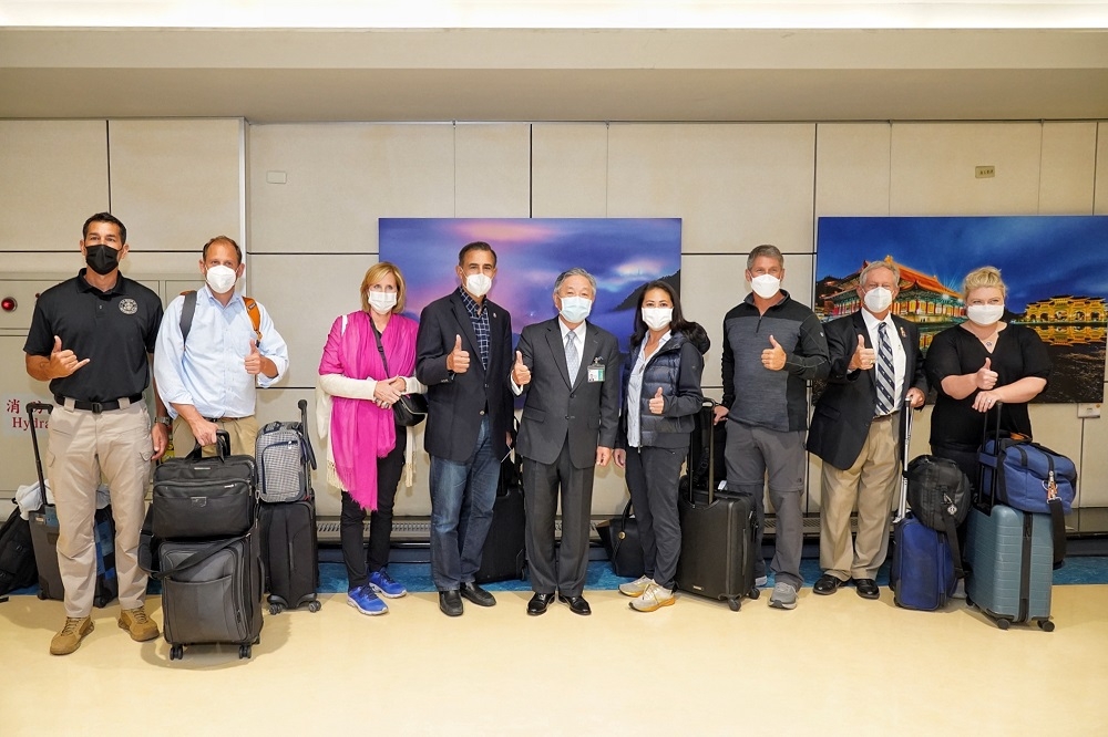 外交部政務次長田中光在桃園國際機場迎接美國訪團。由左至右為眾議員凱希力（Kai Kahele）、巴爾（Andy Barr）、譚妮（Claudia Tenney）、艾薩（Darrell Issa）、田政務次長、莫菲（Stephanie Murphy）、法蘭克林（Scott Franklin）、威爾森（Joe Wilson）及凱茉可（Kat Cammack）。（取自外交部）