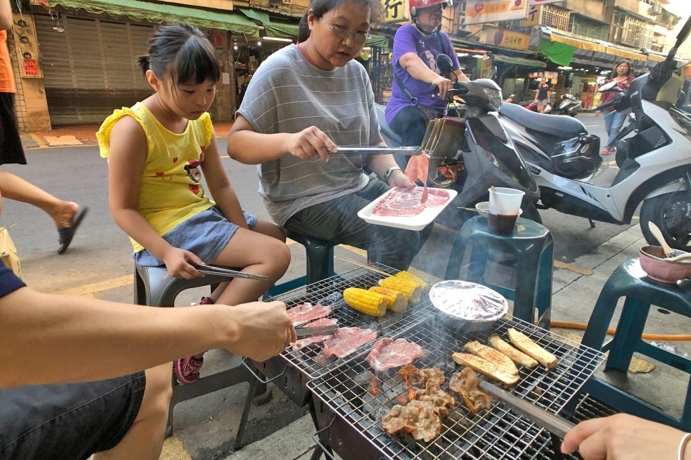 中秋烤肉近年來成為全民運動，為了避免疫情升溫，六都各自祭出管制措施防止群聚。（資料照片／李景濤攝）