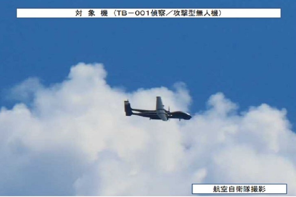 解放軍8日派45架軍機台灣空域周圍活動，其中首度有無人機飛越海峽中線。圖為TB001無人機。（取自日本防衛省）