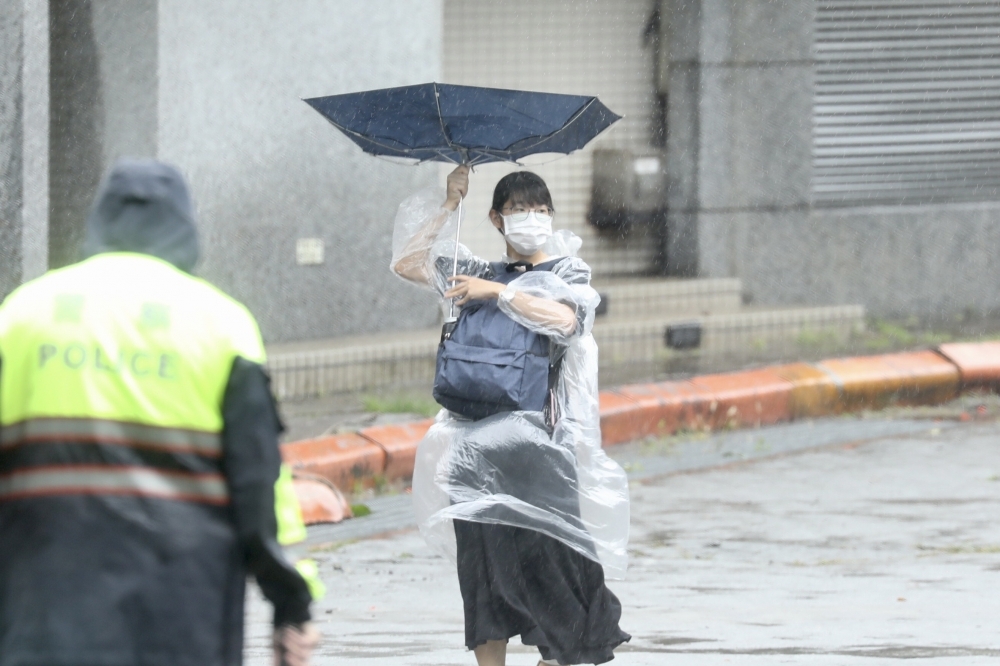 輕度颱風梅花8日形成，根據氣象局最新路徑預測，颱風正往台灣東部海面前進，不排除發布海警。（資料照片／王侑聖攝）