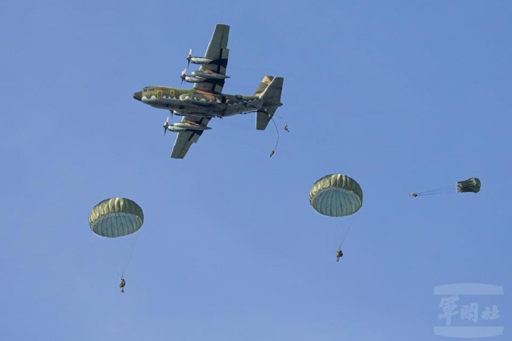 陸軍空降作戰傘具裝備採購案，陸軍將在2023年編列7億1618萬1千元啟動。圖為漢光37演習T-10B人員傘。（軍聞社提供）