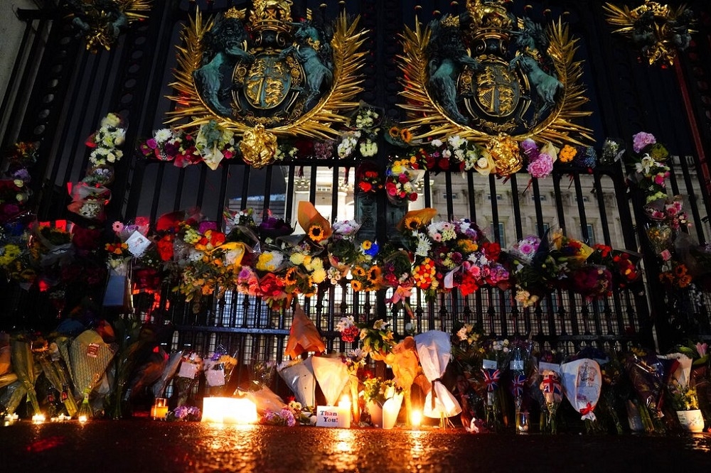 民众在白金汉宫前点蜡烛悼念女王辞世。（美联社）(photo:UpMedia)