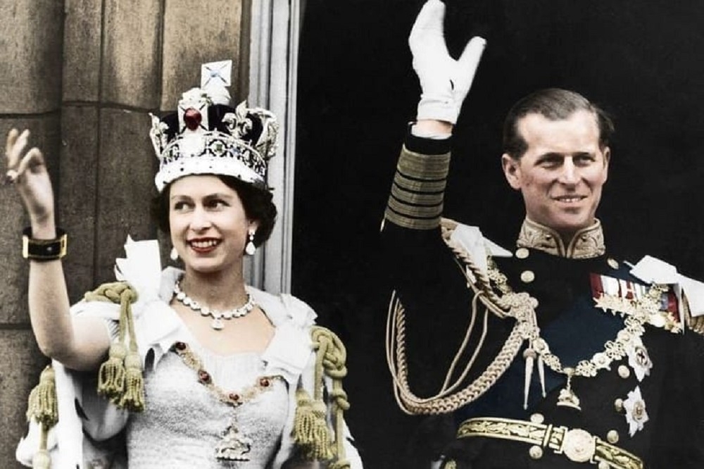 1953年6月2日，女王加冕典礼后与夫婿菲利普亲王一起现身。(取自britishmonarchyblog脸书）(photo:UpMedia)