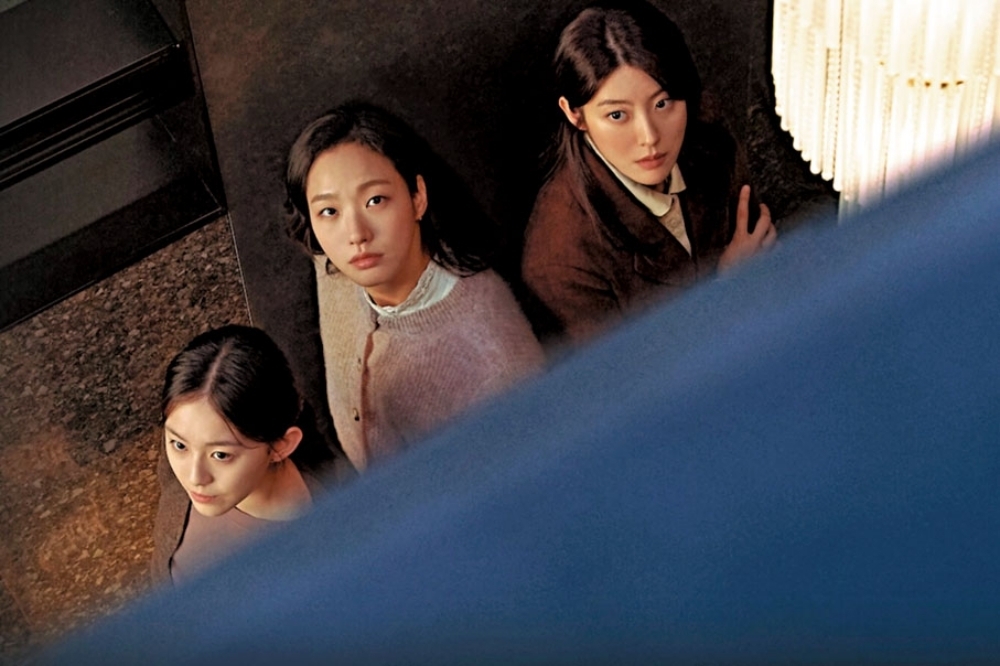 《小女子》由朴持厚（左起）、金高銀與南志鉉飾演相愛相殺的貧窮三姐妹，用自己的方式努力在這個弱肉強食的社會生存。（取自Netflix）