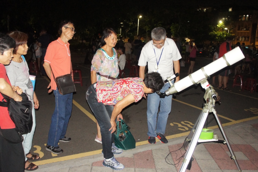 台北天文館10日免費提供民眾透過望遠鏡賞月。（台北市立天文科學教育館提供）