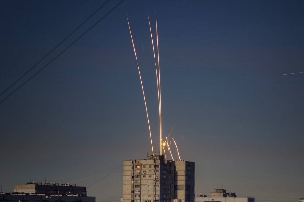 烏克蘭哈爾科夫9日可見俄軍自鄰近地區發射砲彈攻擊。（美聯社）