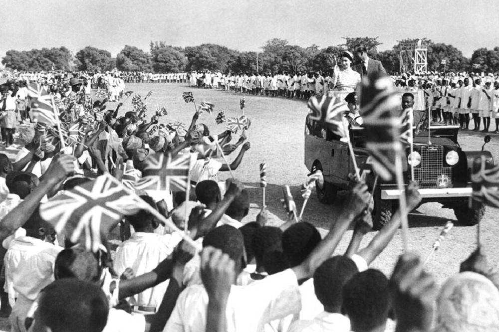 已故伊丽莎白二世女王1956年访问肯亚。（资料照片／美联社）(photo:UpMedia)