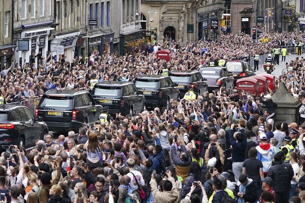 移靈車隊抵達愛丁堡市區，沿途有大批民眾向女王致敬。（美聯社）