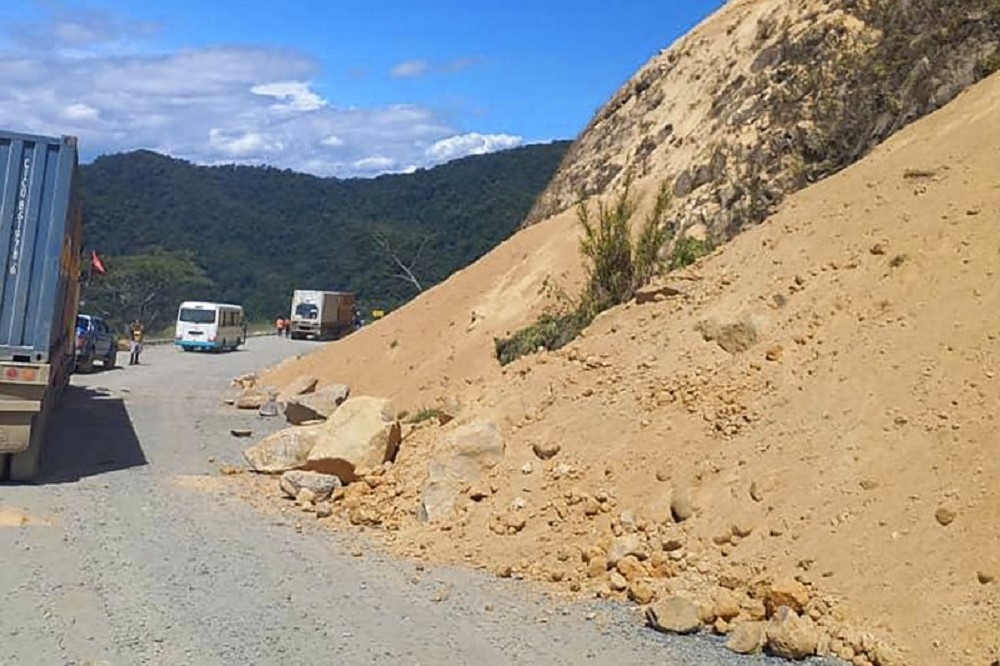 地震影發的山體滑落，造成當地公路通行險象環生。（美聯社）