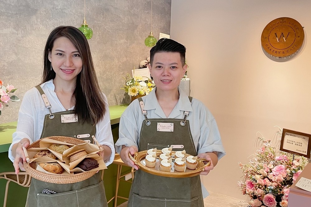 創辦人 Corine 與 Jess ，透過擅長的翻糖蛋糕與軟餅乾等，於近期打造全新的「Wooden Lace Cafe 木蕾絲」咖啡甜點店。（洪卉琳攝）
