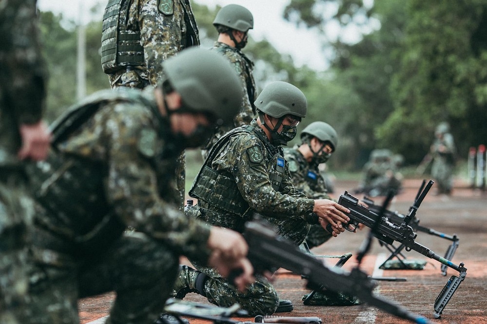 國防部為義務兵役擬延長為一年常備兵役規劃，年中由國防部資源司成立「義務役役期調整專案計劃管制室」，進行協調與期程規劃。（取自國防部發言人臉書）