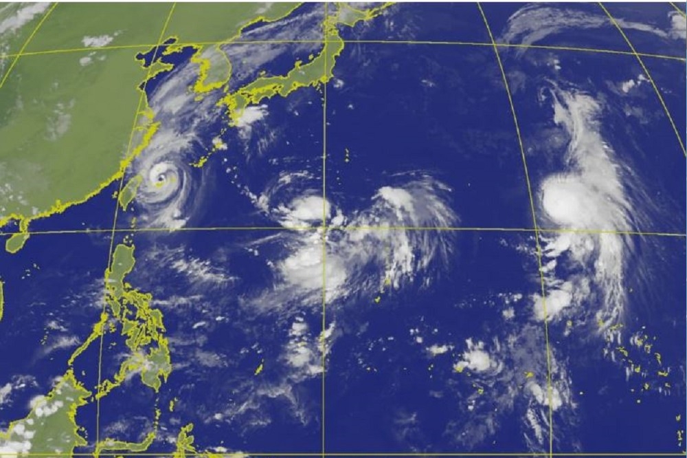 氣象局12日表示，颱風「南瑪都」最快14日生成，估將與中颱梅花（左）、輕颱莫柏（右）在海面上共舞。（氣象局提供）