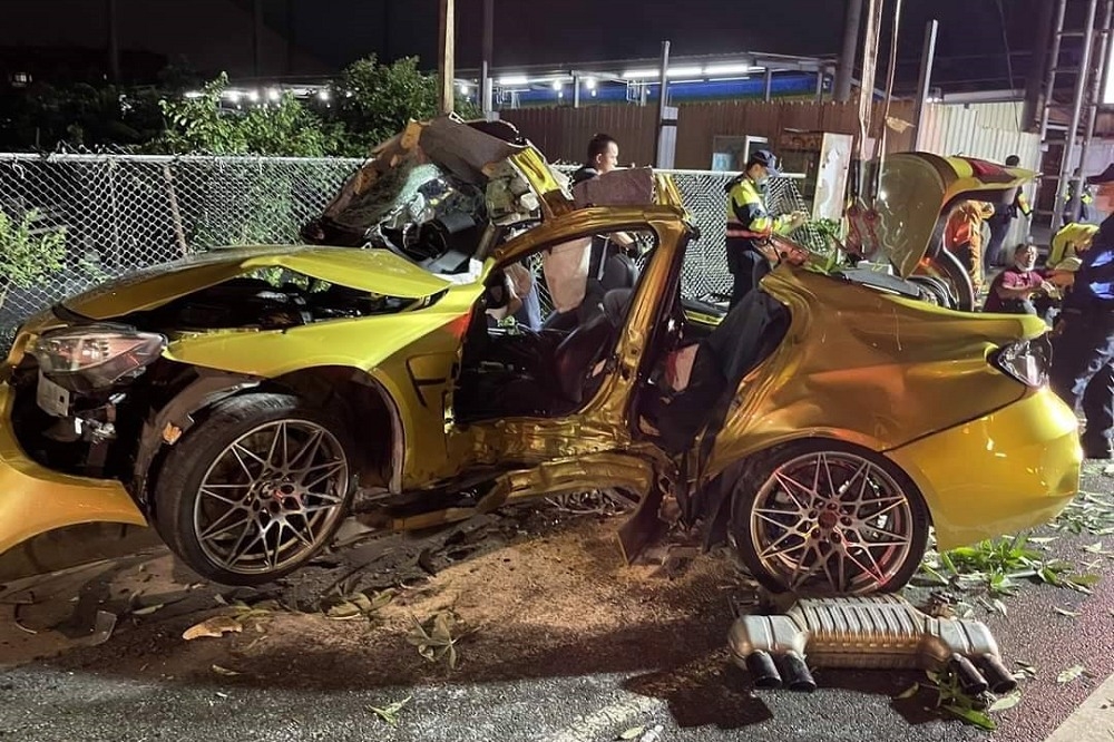 一輛要價558萬的BMW M3昨天（12日）晚上8點多自撞路樹，車體嚴重變形。（取自記者爆料網臉書）