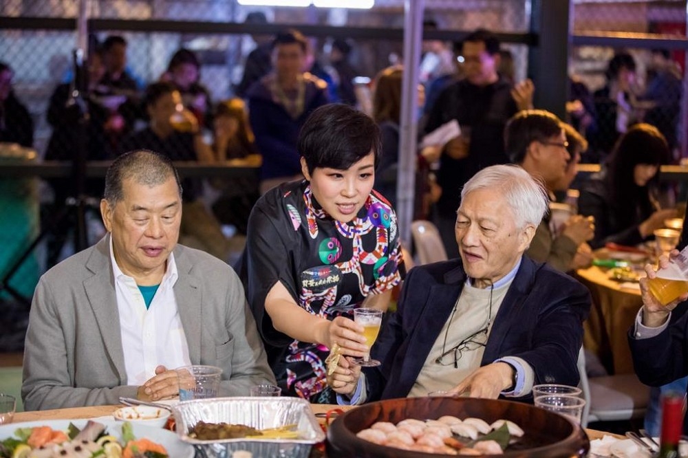 2019年新春去壹傳媒大樓，與黎智英及大部分壹傳媒員工吃團年飯。那時還不知道會有整年動盪不止的反送中抗爭。（圖片由作者提供）