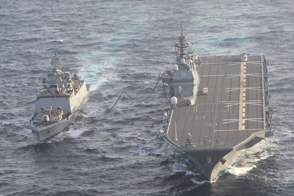 「出雲號」護衛艦與「薩亞德里號」巡防艦進行海上加油訓練。（取自印度海軍東方指揮部推特）