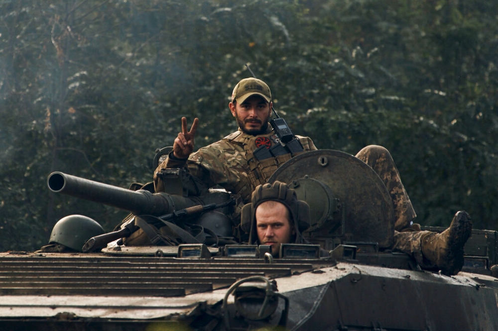 击退俄军后的乌克兰士兵在伊久姆比出胜利手势。（美联社）(photo:UpMedia)