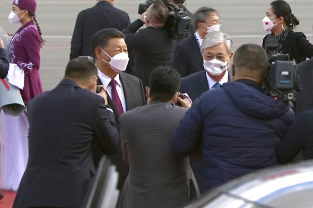 中國國家主席習近平展開中亞行，首站哈薩克，哈薩克總統托卡葉夫（右）親自迎接。（美聯社）