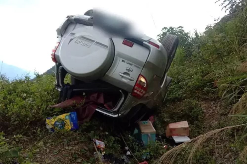 藤枝國家森林遊樂園14日傳出休旅車翻覆意外。（翻攝畫面）
