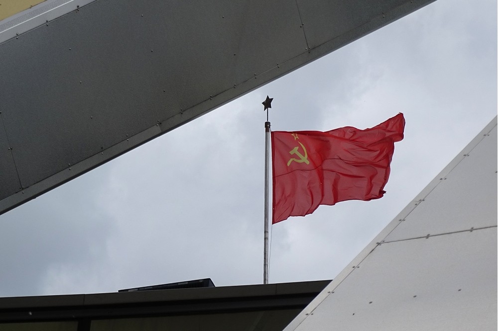 蘇聯紅旗上的鐮刀、錘子，代表著共產主義滿腔的仇恨，曾一度幾乎消滅了俄羅斯的精神信仰。（維基百科）