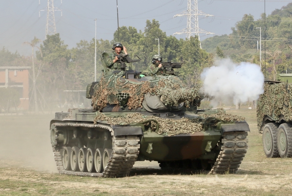 陸軍八軍團副指揮官黃忠實遭爆出入有女陪侍的小吃店，事後遭拔官靜待調查結果。圖為八軍團演習畫面。（資料照片／王侑聖攝）