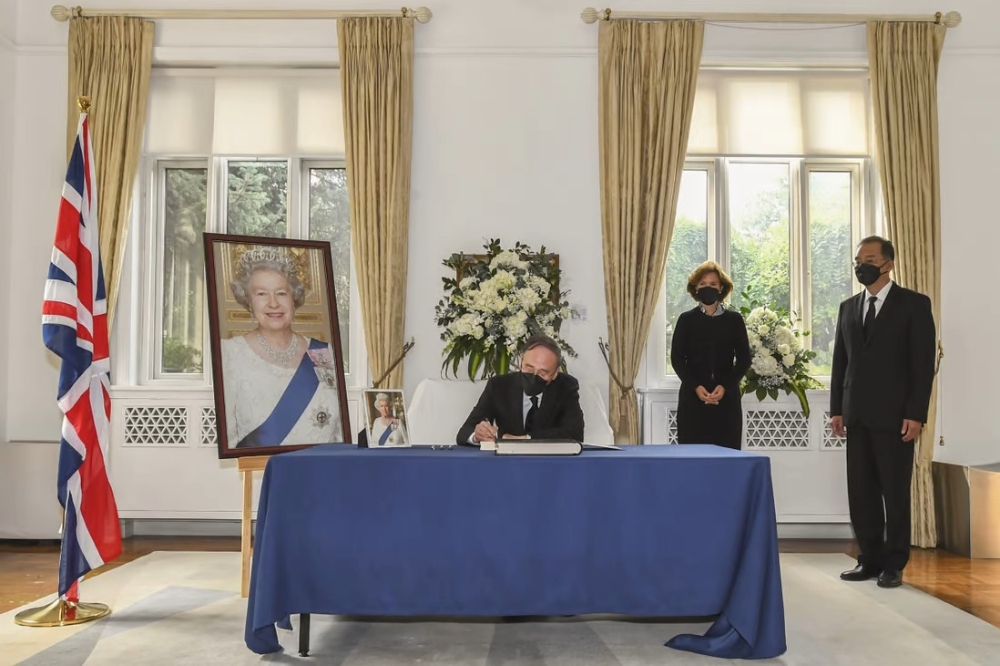 中國國家副主席王岐山在英國駐中國大使館簽名悼念英國女王。（美聯社）