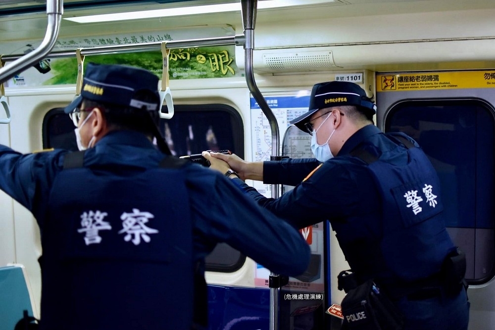 台南兩名警員遭殘忍殺害，也引起各界批評《警械使用條例》修正草案已躺在立院多年。示意圖。（資料照片／取自台北波麗士臉書）