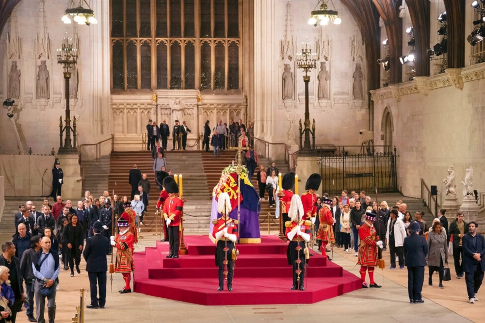英女王伊麗莎白二世停靈在西敏廳供民眾瞻仰。（美聯社）