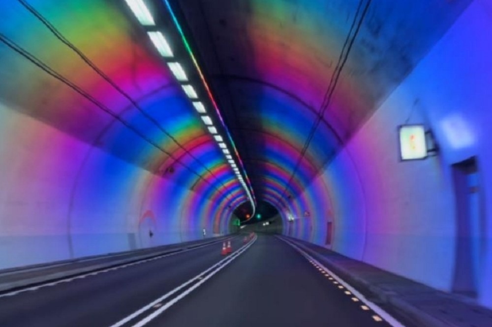 高公局今天表示，國慶連假期間雪山隧道將繼續試辦情境燈光模式。（高公局提供）