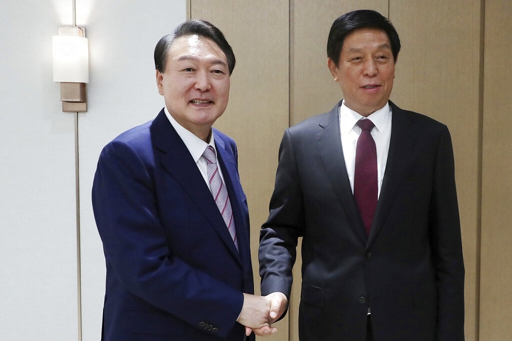 南韩总统尹钖悦（左）欢迎来访中国全国人大常委会委员长栗战书。（美联社）(photo:UpMedia)