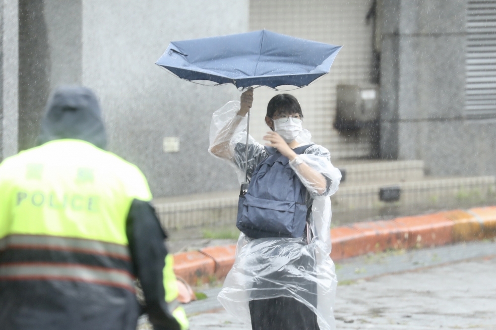 氣象局表示，17日台灣附近吹偏北風帶來南瑪都颱風的外圍水氣，北部、東部及東南部地區有局部短暫陣雨。（資料照片／王侑聖攝）
