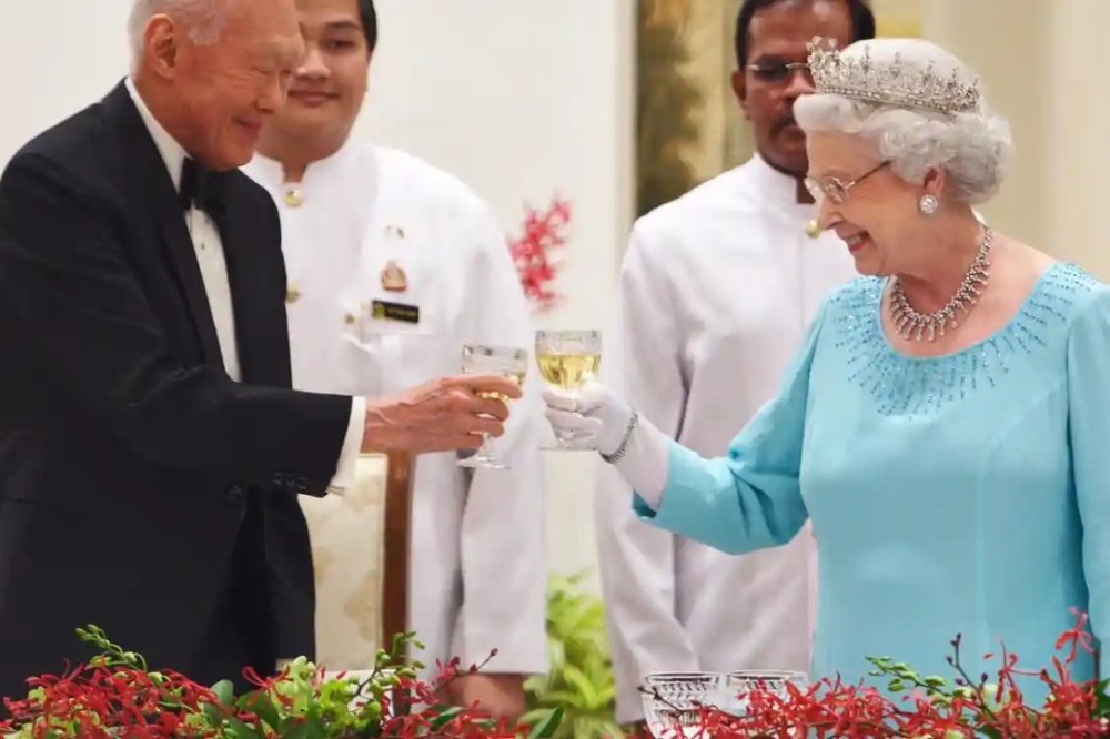 2006年，時任新加坡內閣資政的首任總理李光耀，以國宴宴請英國女王伊麗莎白二世。（美聯社）
