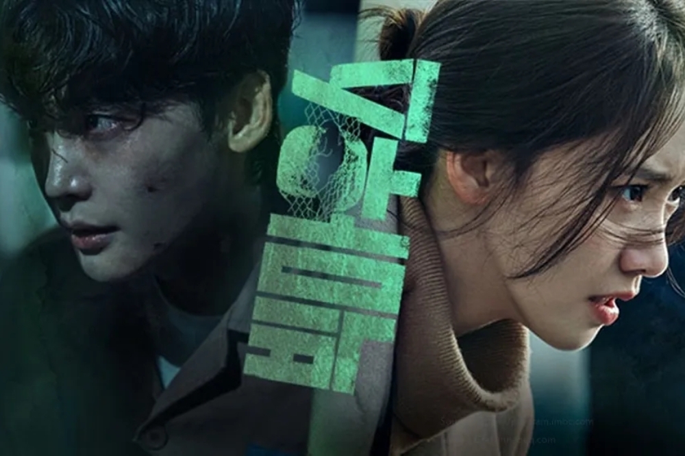 李鍾碩（左）與潤娥在《黑話律師》扮演齊心對抗強權的小夫妻，兩人最後能否化險為夷，迎來幸福的生活，深深牽動戲迷的的心。（取自MBC）
