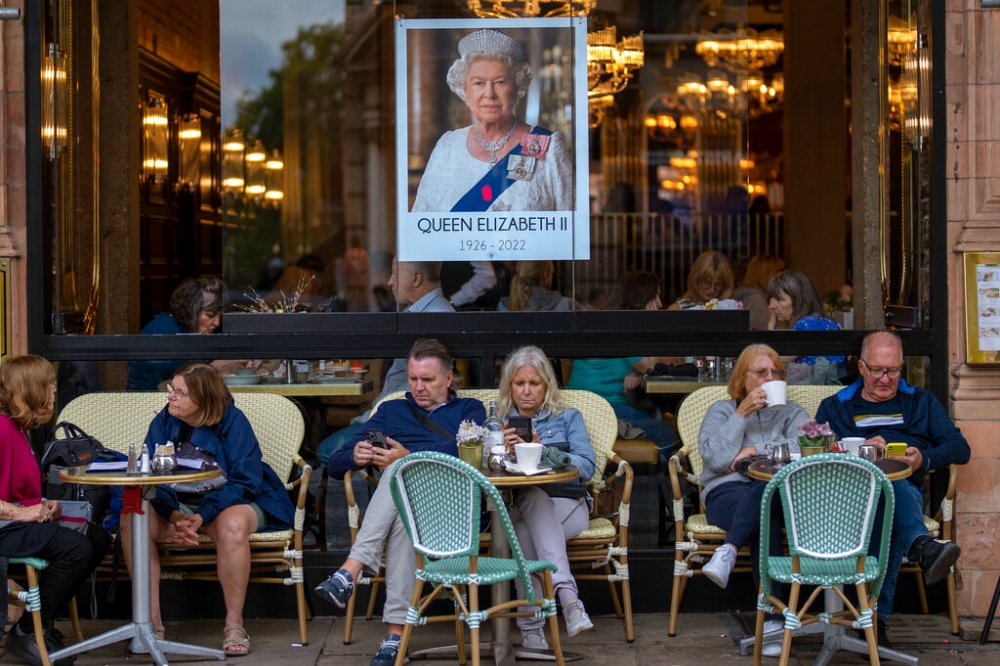 大批遊客湧入倫敦悼念女王，刺激當地觀光收入（美聯社）