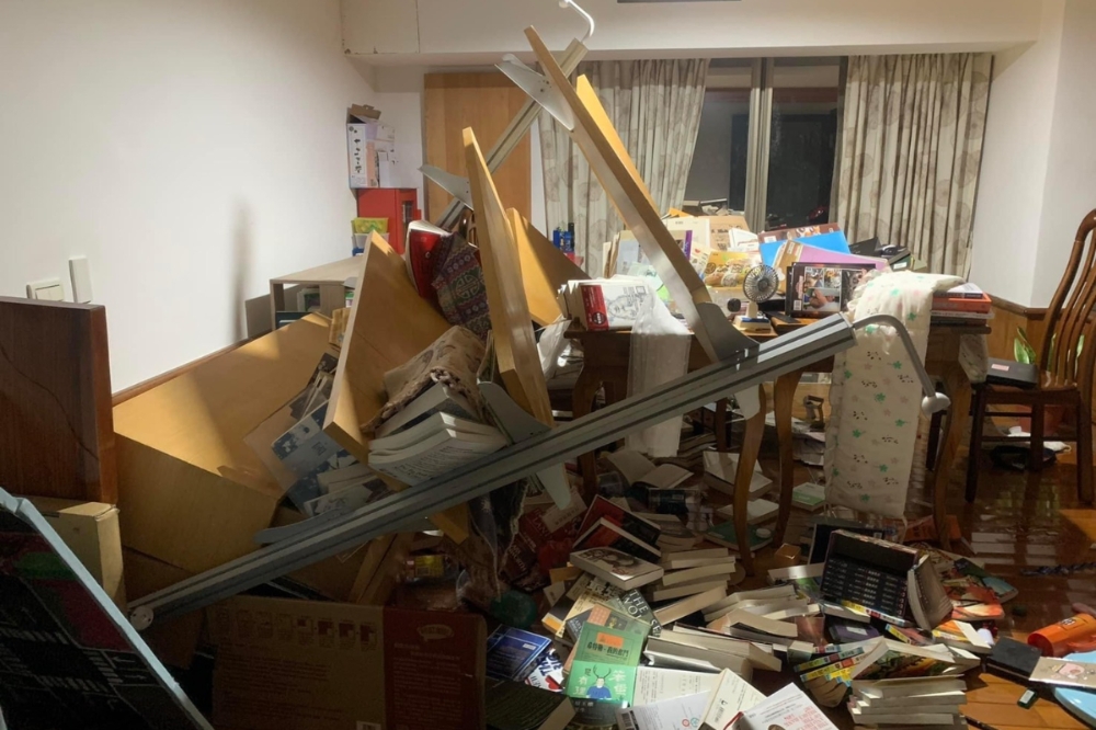 受強震影響，高雄民宅物品東倒西歪，宛如遭颶風掃過。（取自記者爆料網）