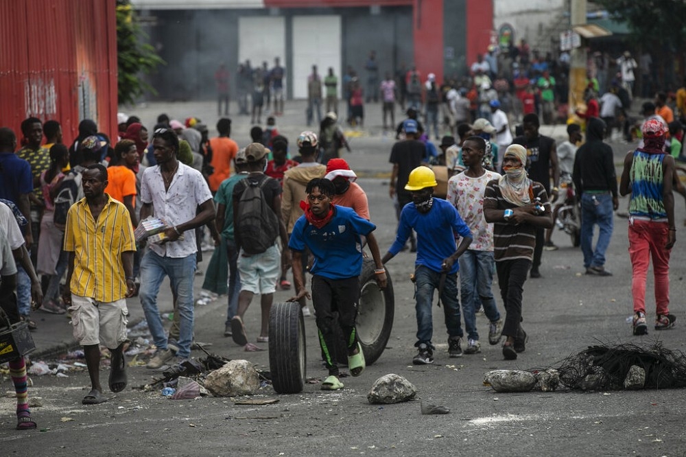 海地民眾抗議燃料價格飆漲，要求總理下台。（美聯社）