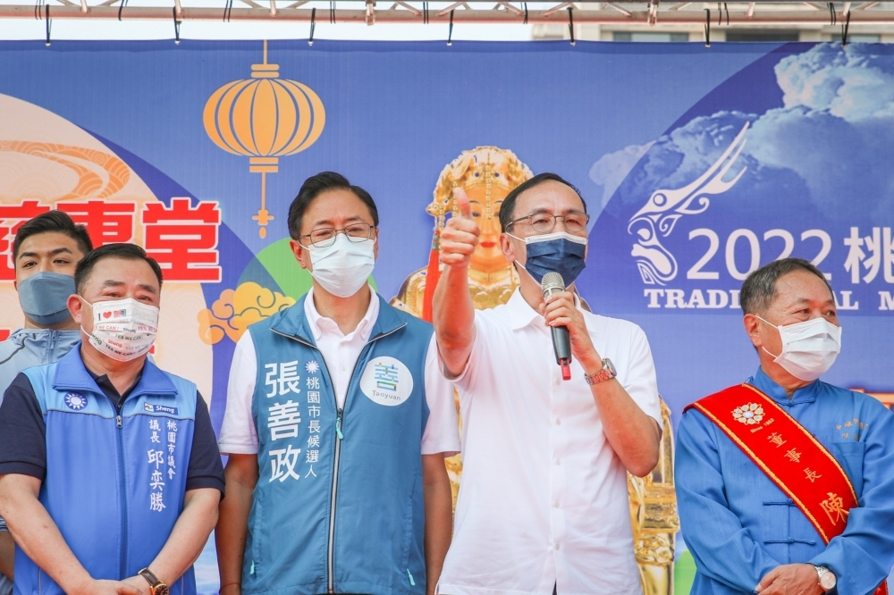 張善政18日出席活動，與國民黨主席朱立倫、桃園市議長邱奕勝及立委呂玉玲、萬美玲、魯明哲上演團結場面。（張善政辦公室提供）