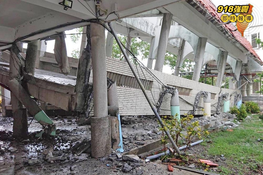 花蓮春日國小的校舍在強震中倒塌，所幸今天是假日沒有學童在校。（取自Kolas Yotaka臉書粉專）