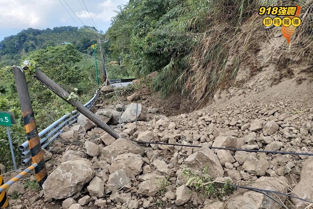 花蓮赤科山、六十石山因強震坍方、道路受阻，傳出有近700名遊客受困山上。圖為赤科山。（取自記者爆料網）