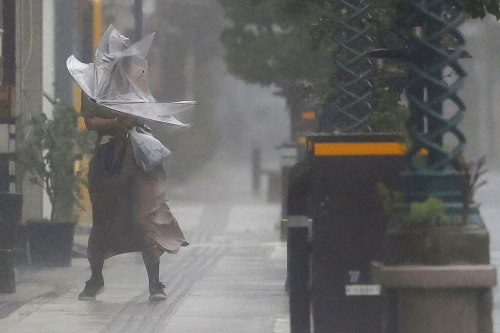 強颱南瑪都來襲，日本氣象廳對九州宮崎縣發布特別警報。（美聯社）